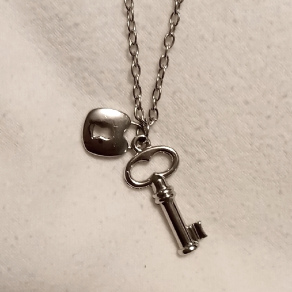 Lock and Key Necklace - Picture 3 of 4